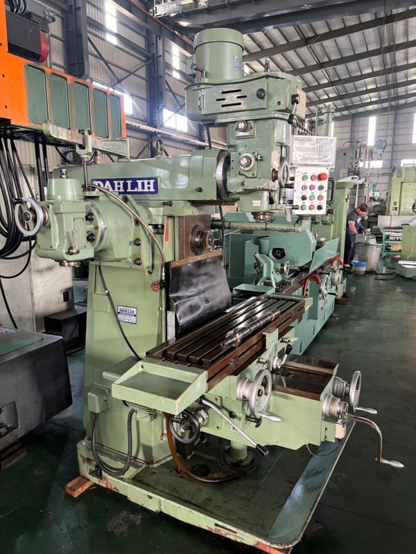 Vertical and Horizontal Universal Milling Machine