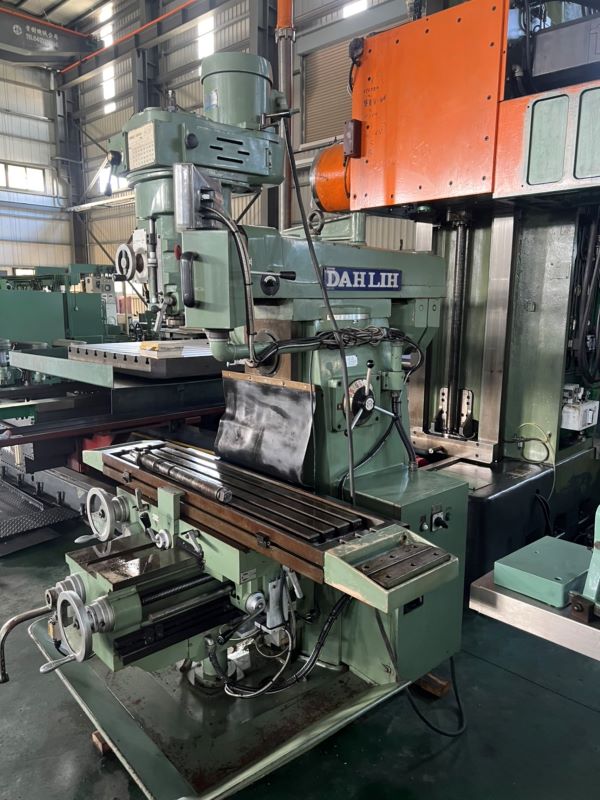 Vertical and Horizontal Universal Milling Machine photo 2