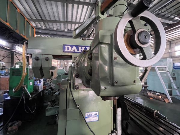 Vertical and Horizontal Universal Milling Machine photo 4