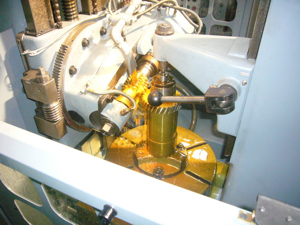 Kashifuji KR-600 Gear Hobbing Machine photo 3