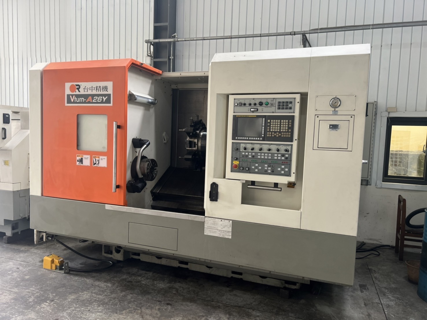 Victor Taichung V-A26Y CNC Lathe photo 2